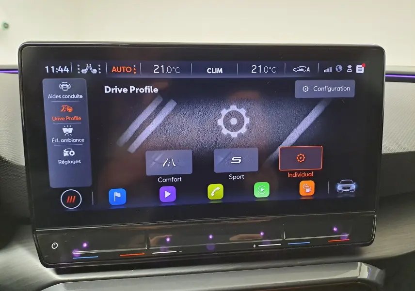 Écran tactile central de la CUPRA Leon 2023 montrant les modes de conduite Comfort, Sport et Individual.