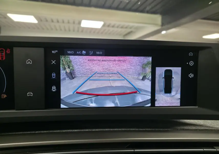 Écran de caméra de recul du Peugeot 3008 gris, vue arrière avec lignes de guidage et vue aérienne du véhicule.