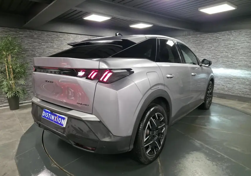 Vue 3/4 arrière droite d’un Peugeot 3008 gris métallisé avec feux arrière LED 3 griffes et jantes alliage noires.