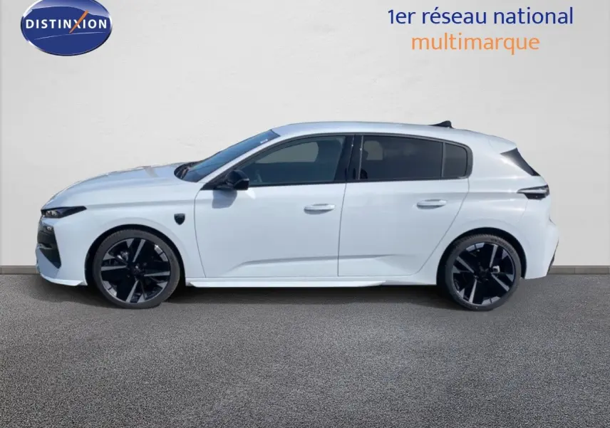 Peugeot 308 Hybrid 145ch GT blanc Okenite métal vue de profil côté gauche, jantes noires distinctives.