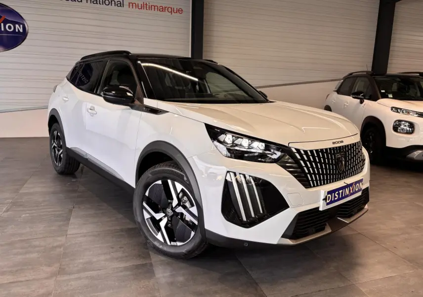 Peugeot 2008 blanc vue 3/4 avant droit avec toit noir, calandre noire et jantes alliage bi-ton.