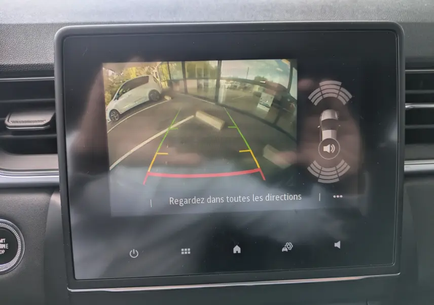 Écran intérieur du Renault Captur Business DCI 95 2020 montrant la caméra de recul avec guidage coloré.