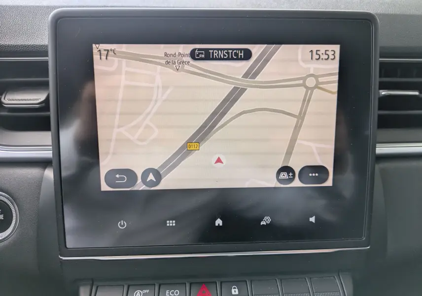 Écran tactile central du Renault Captur Business DCI 95 2020 affichant la navigation GPS en intérieur noir.