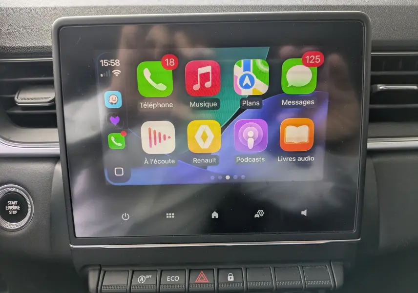 Vue rapprochée de l'écran tactile central du Renault Captur Business DCI 95 noir de 2020 avec interface multimédia affichée.