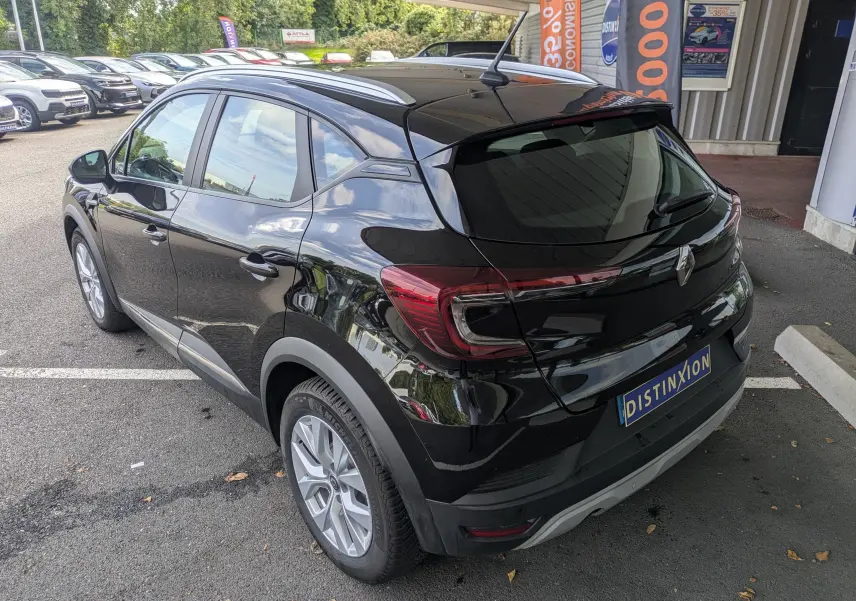 Renault Captur Business DCI 95 noir vu en 3/4 arrière droit, avec feux arrière distinctifs et jantes alliage.