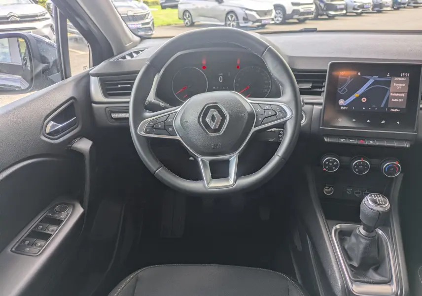 Vue intérieure avant du Renault Captur Business DCI 95 noir 2020, volant multifonction et levier de vitesses manuel visibles.