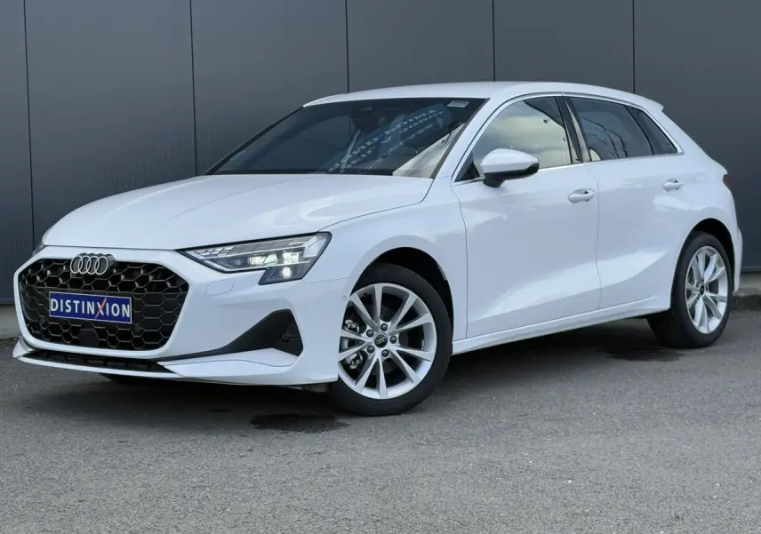 Audi A3 Sportback blanc Arkona vue 3/4 avant droit avec phares Matrix LED et jantes alliage 17 pouces.