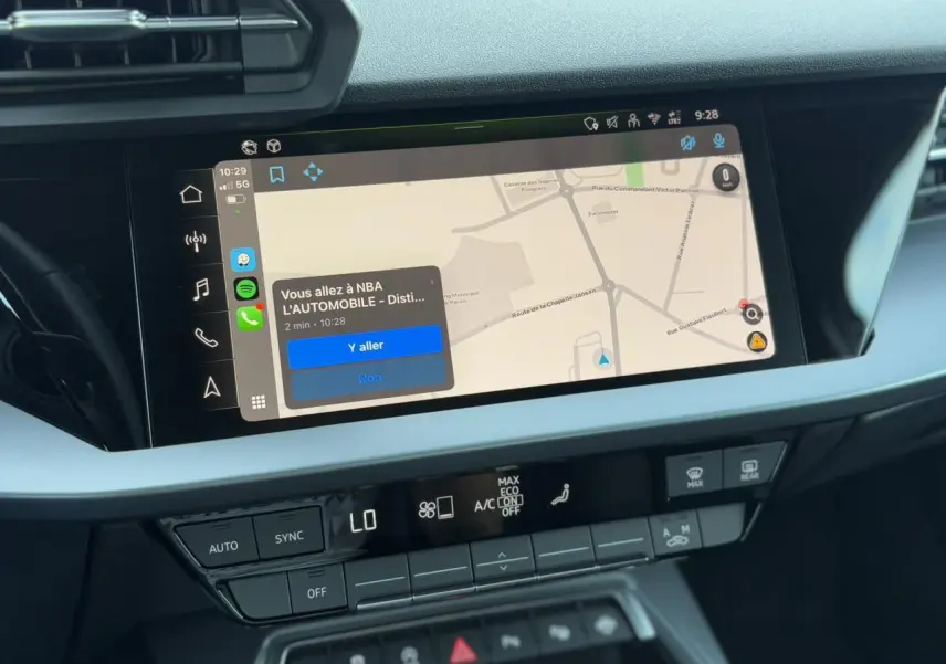 Vue rapprochée de l'écran tactile central avec navigation Apple Car Play dans l'Audi A3 Sportback 2024 Blanc Arkona.