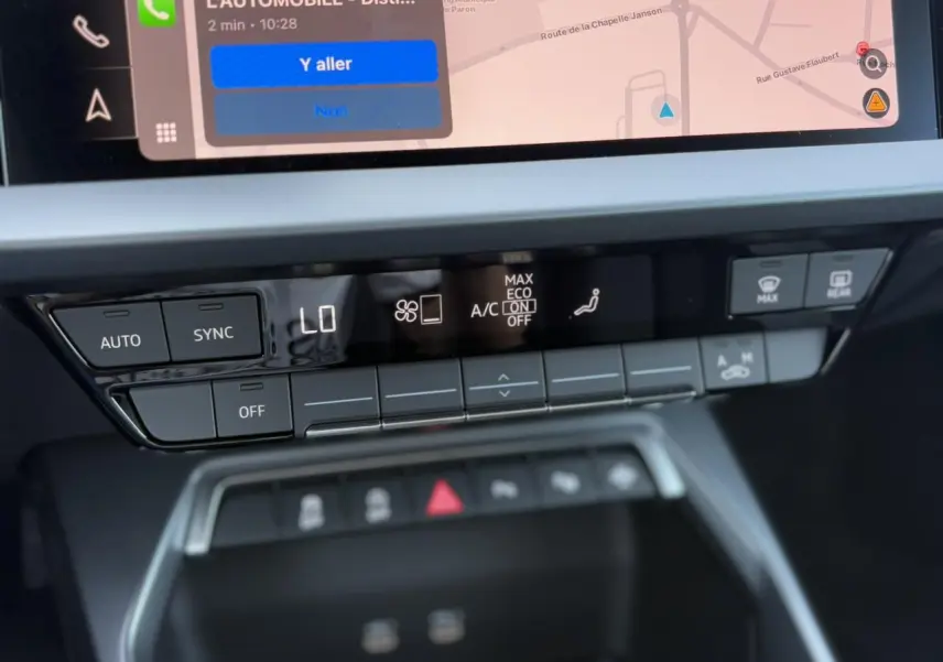 Détail de la console centrale de l'Audi A3 Sportback 2024 avec commandes climatisation et écran tactile de navigation visible.