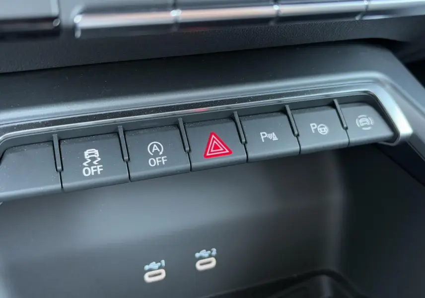 Gros plan sur les boutons de commande du tableau de bord de l'Audi A3 Sportback 2024, finition Advanced Edition.