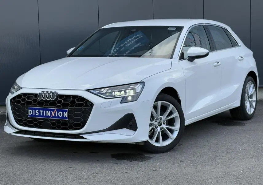 Audi A3 Sportback blanc Arkona vue 3/4 avant droit avec calandre hexagonale noire et jantes alliage 17 pouces.