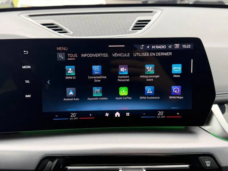 Écran tactile central du BMW X1 XDrive20d 2025 affichant le menu multimédia et les options connectées.