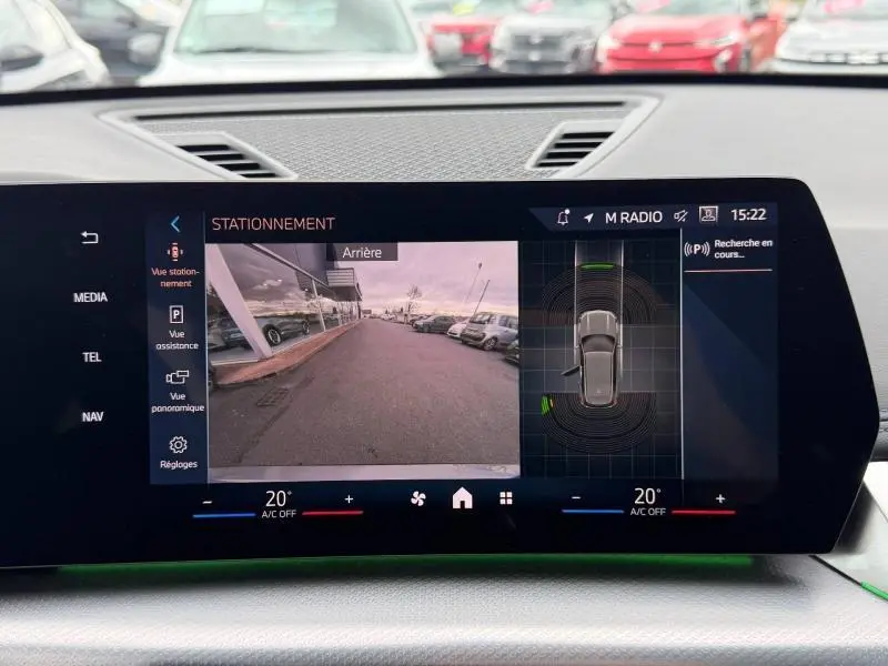 Écran tactile intérieur affichant la caméra de recul et l’aide au stationnement du BMW X1 Spacesilber métal, vue arrière.