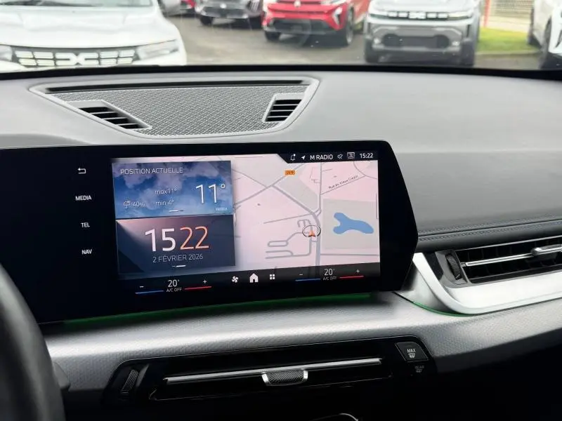 Vue intérieure du tableau de bord du BMW X1 XDrive20d 2025 avec écran multifonction affichant la navigation et la météo.