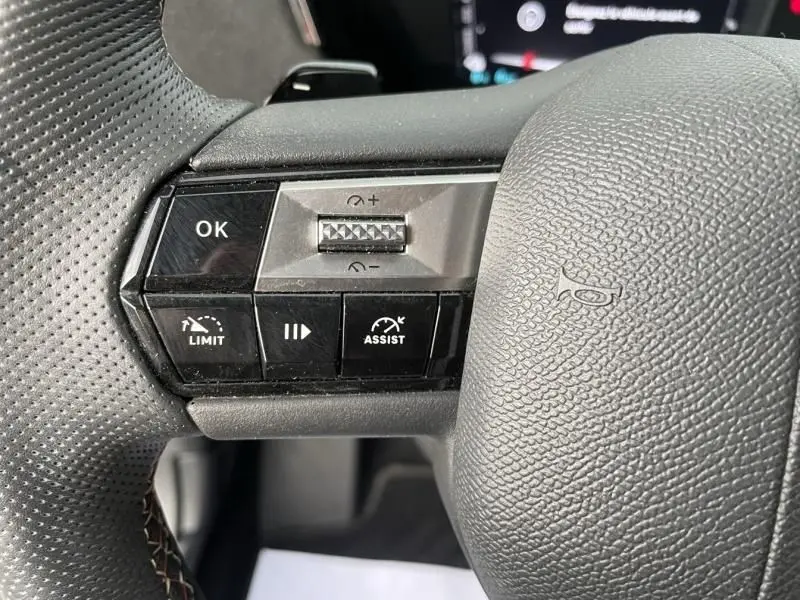 Gros plan sur les commandes à gauche du volant perforé gris du DS4 Hybride E-Tense 225 Performance Line 2023.