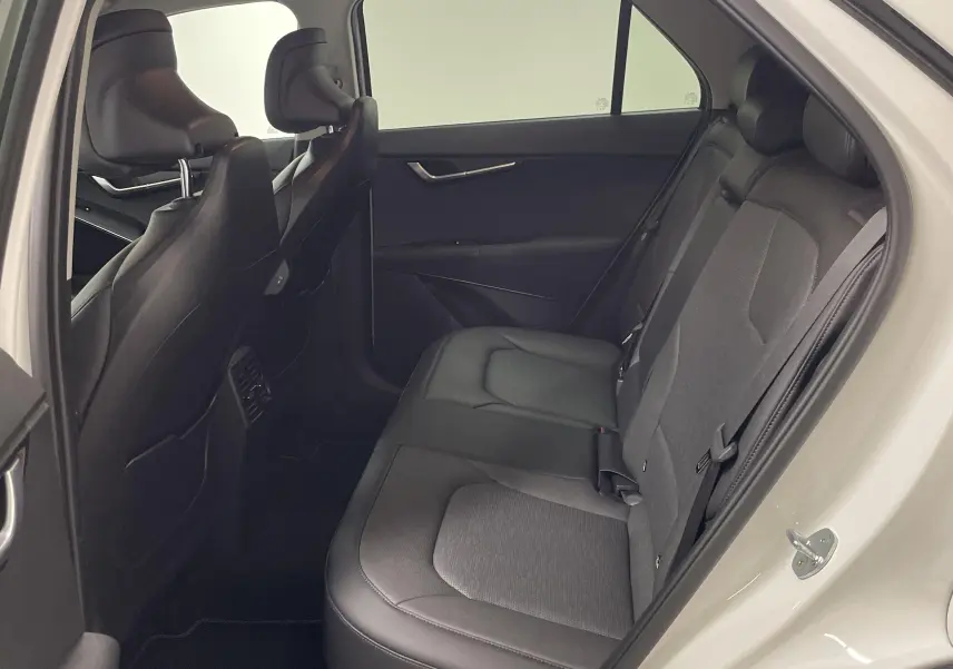 Vue intérieure côté droit sur les sièges arrière en cuir et tissu du KIA NIRO blanc 2025 hybride essence.