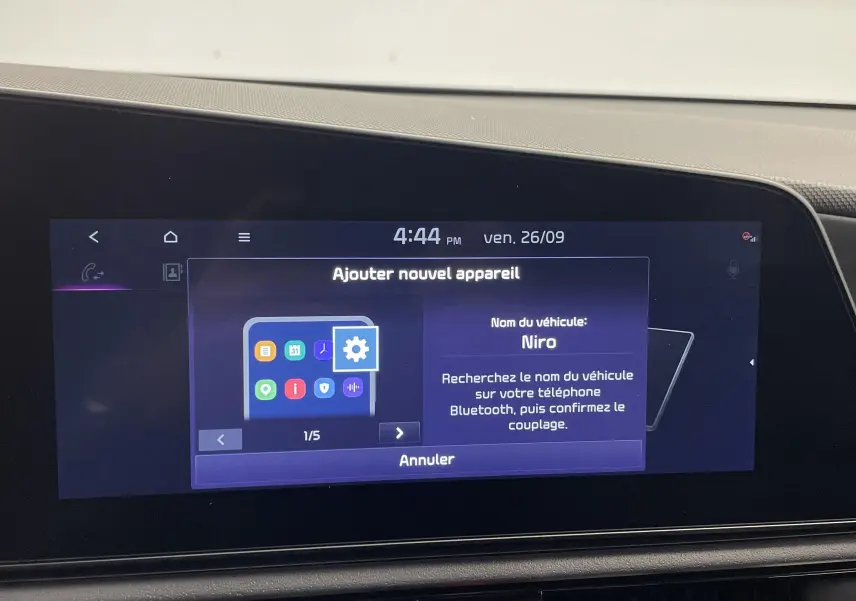 Écran tactile central du Kia Niro 2025 affichant le menu d'ajout d'un nouvel appareil Bluetooth.