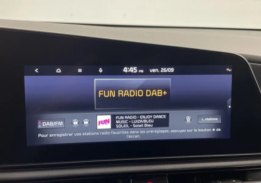 Écran tactile central du Kia Niro 2025 affichant la radio DAB+ Fun Radio en intérieur noir et gris.