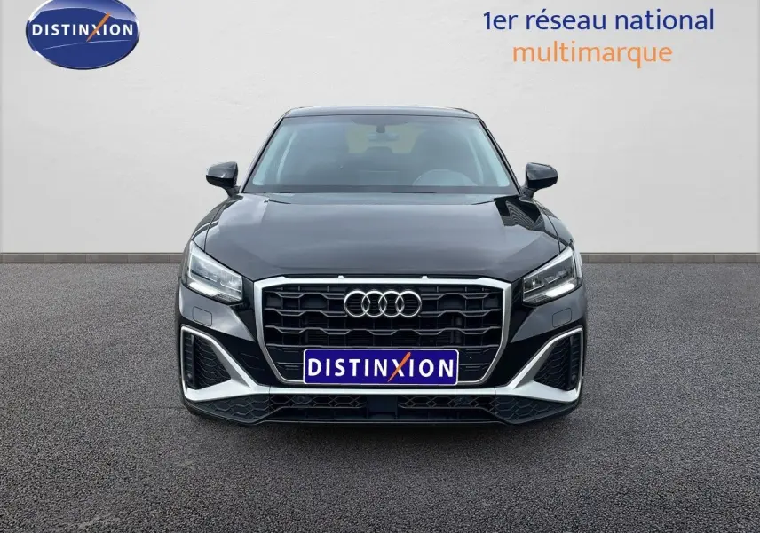 Audi Q2 noir mito metal vue de face, mettant en valeur sa calandre hexagonale et ses phares LED distinctifs.