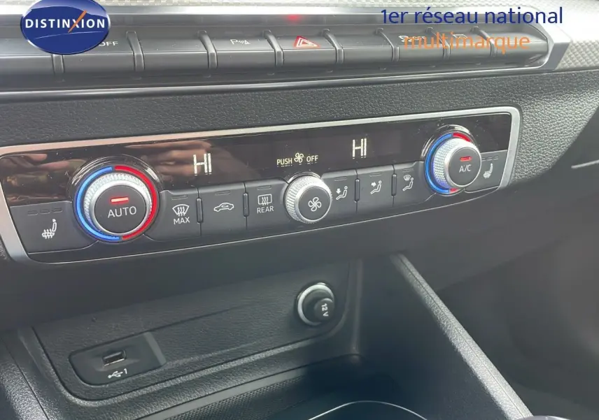 Tableau de bord de l'Audi Q2 noir mito metal 2023, vue rapprochée sur la climatisation automatique et ses commandes.