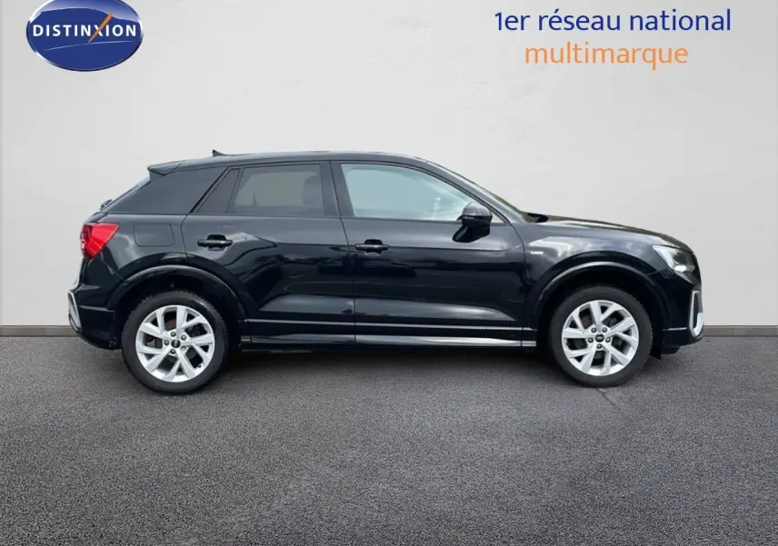 Audi Q2 noir mito metal vue de profil côté gauche sur fond neutre, finition S-Line 2023.