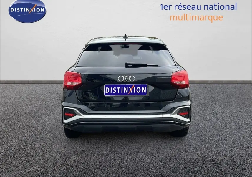 Vue arrière d'un Audi Q2 noir mito metal 2023 avec feux rouges et logo Audi bien visibles.