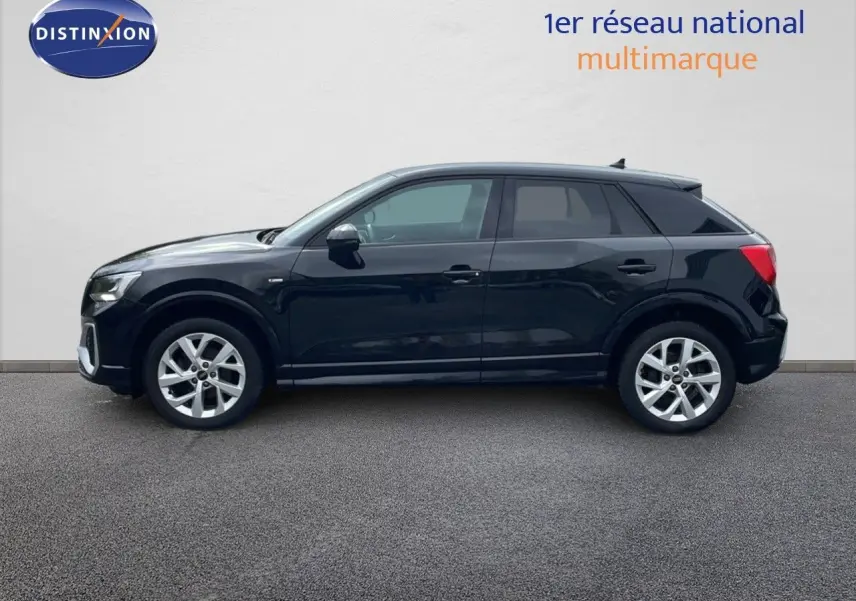 Profil côté gauche d'un Audi Q2 35 TFSI S-Line noir mito metal, avec jantes alliage et lignes épurées visibles.