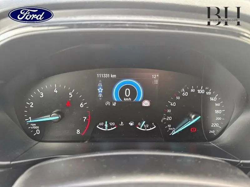 Tableau de bord de Ford Focus 2019 avec affichage numérique central, compte-tours et vitesse à 0 km/h.