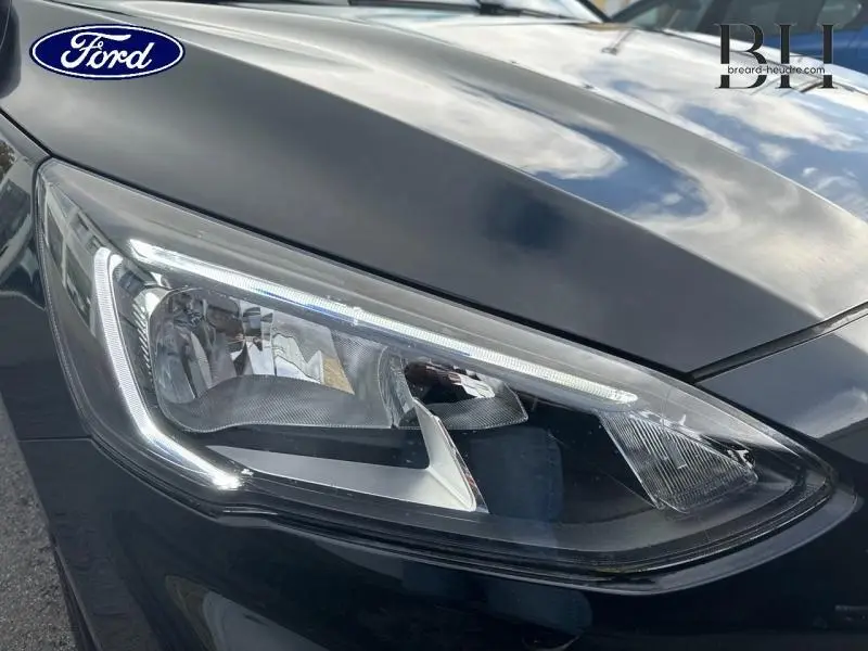Gros plan sur le phare avant gauche noir Shadow de la Ford Focus 2019 avec éclairage LED distinctif.