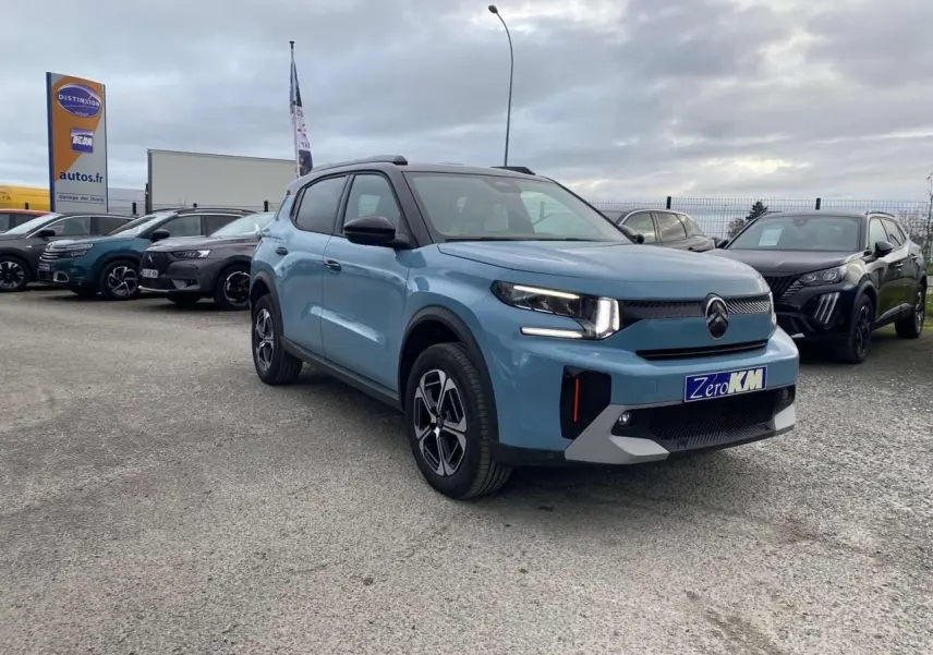 Citroën C3 Aircross hybride bleu Monte Carlo vue 3/4 avant avec toit noir et jantes alliage 17 pouces.