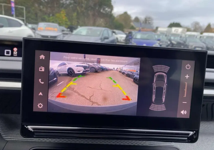 Écran central montrant la caméra de recul du Citroën C3 Aircross hybride avec vue arrière sur parking.