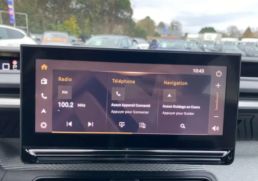 Écran central tactile du tableau de bord du Citroën C3 Aircross bleu Monte Carlo avec toit noir, vue intérieure frontale.