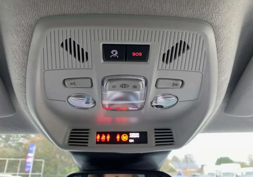 Vue intérieure du plafonnier avec commandes d’éclairage et bouton SOS du Citroën C3 Aircross hybride 2025.