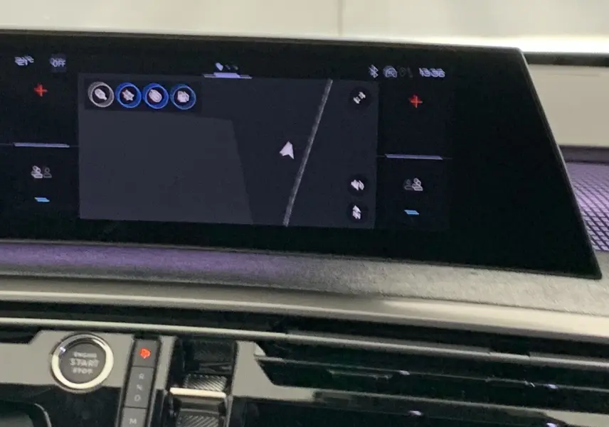 Vue rapprochée de l’écran tactile central du Peugeot 3008 Hybrid 2025 avec navigation affichée.