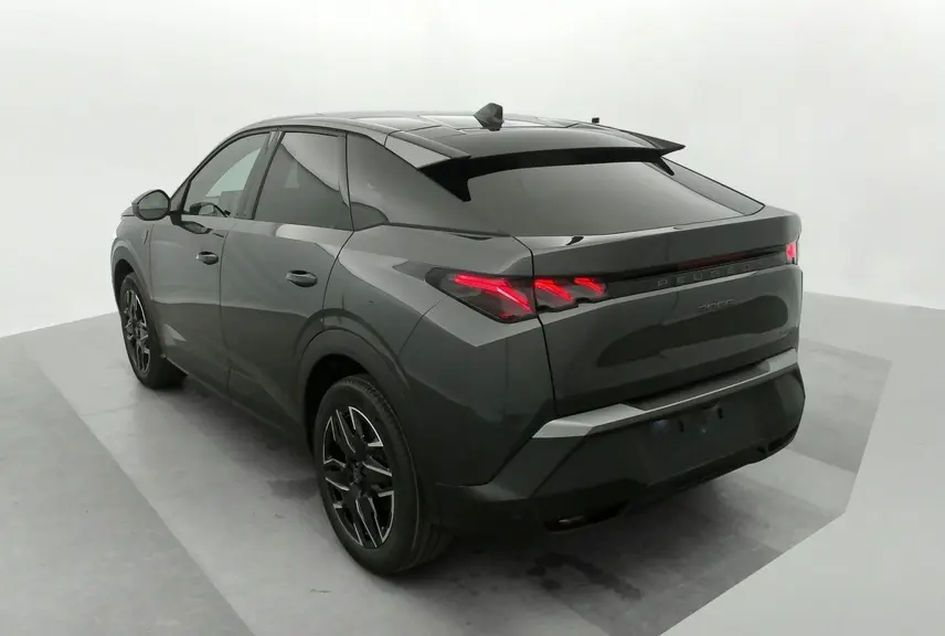 Vue 3/4 arrière droite du Peugeot 3008 Hybrid gris titane avec toit noir et feux arrière LED 3 griffes allumés.