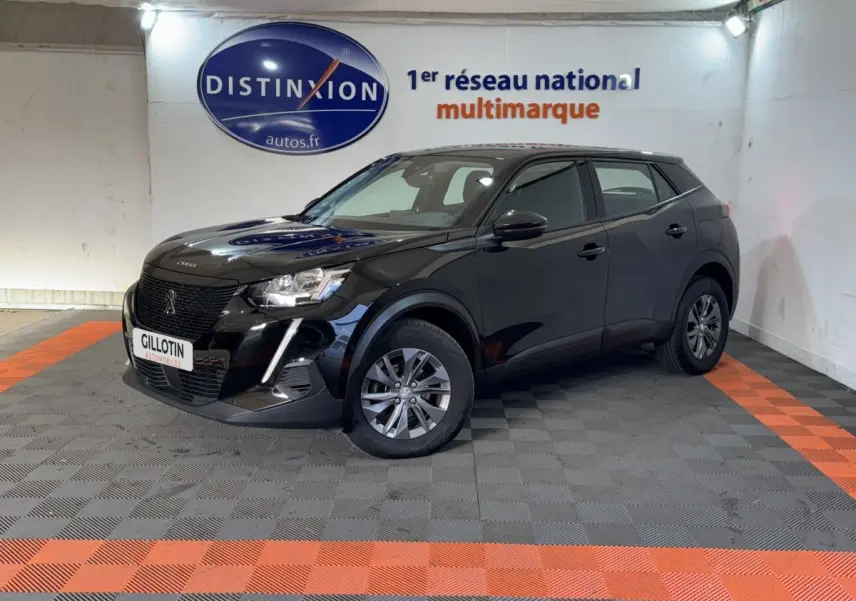 Peugeot 2008 noir vue 3/4 avant droit dans un showroom avec sol gris et bandes orange.