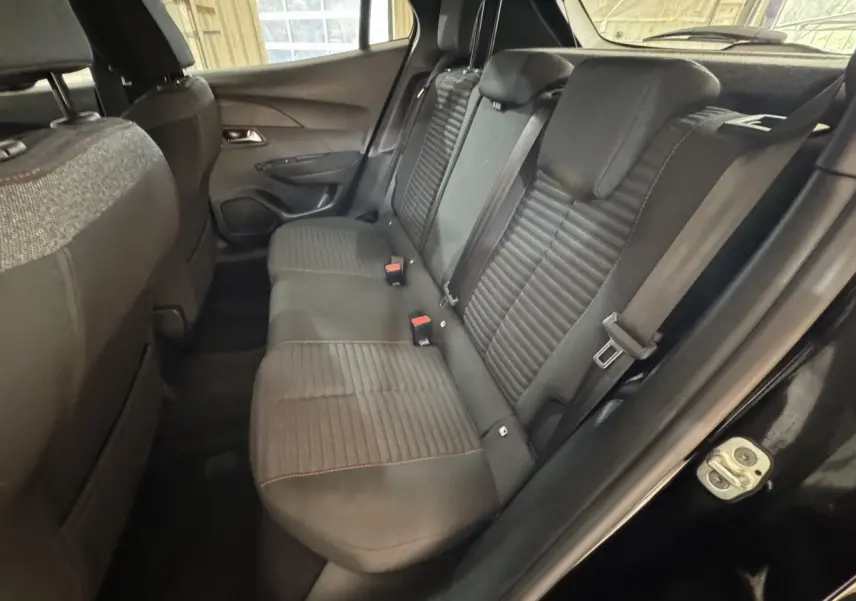 Vue intérieure côté gauche de la banquette arrière noire du Peugeot 2008 PureTech 130 S&S ACTIVE PACK 2022.