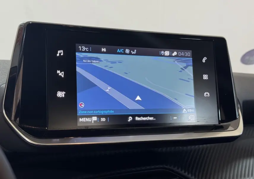 Écran tactile central de navigation du tableau de bord du Peugeot 2008 noir, affichant une carte en mode 3D.