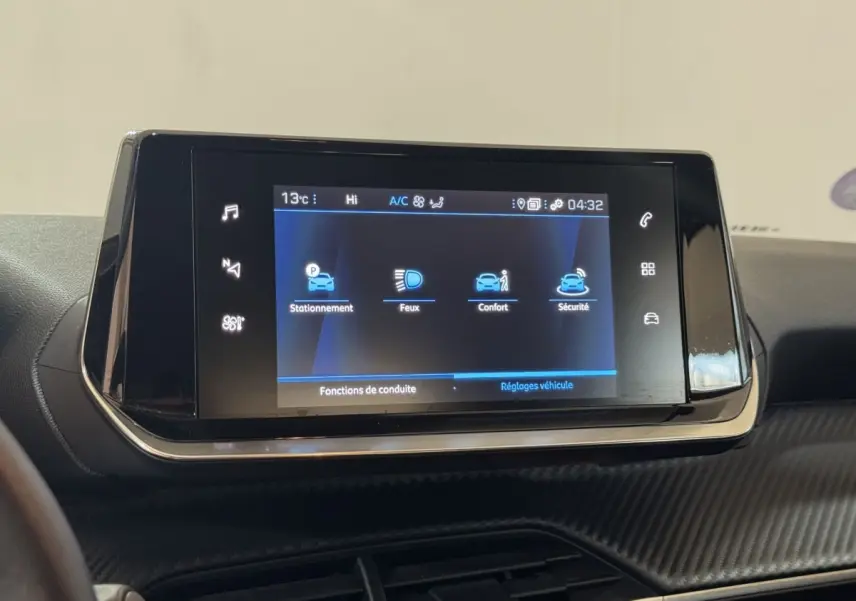 Écran tactile central du tableau de bord de la Peugeot 2008 PureTech 130 S&S ACTIVE PACK noir, vue frontale rapprochée.