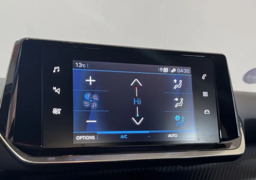 Écran tactile central de la Peugeot 2008 noir, affichant les commandes de climatisation en intérieur.