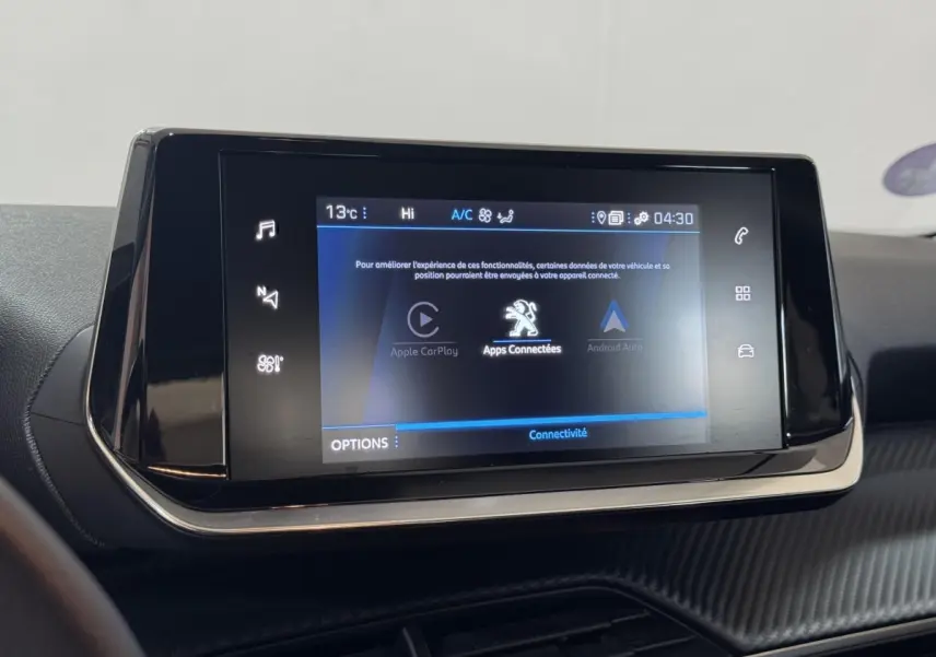 Écran tactile central affichant Apple CarPlay et Android Auto dans le tableau de bord du Peugeot 2008 noir.