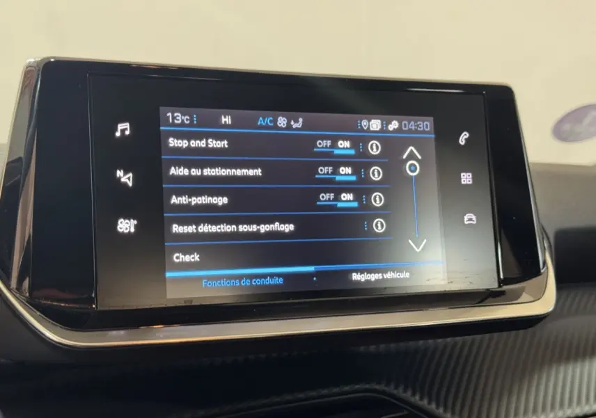 Écran tactile central du Peugeot 2008 PureTech 130 noir, affichant les réglages d’aide à la conduite.