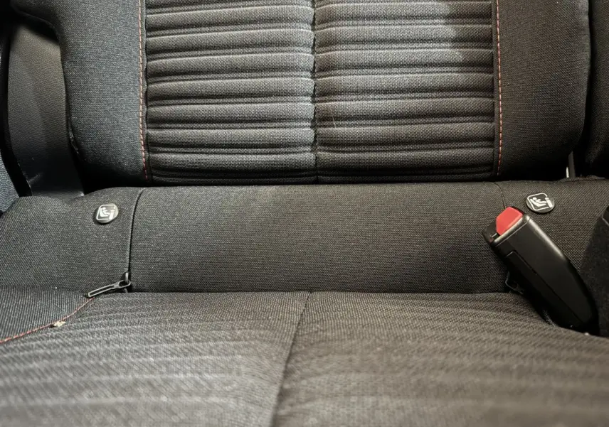 Gros plan sur la banquette arrière noire du Peugeot 2008 avec ceinture de sécurité et indicateurs Isofix visibles.