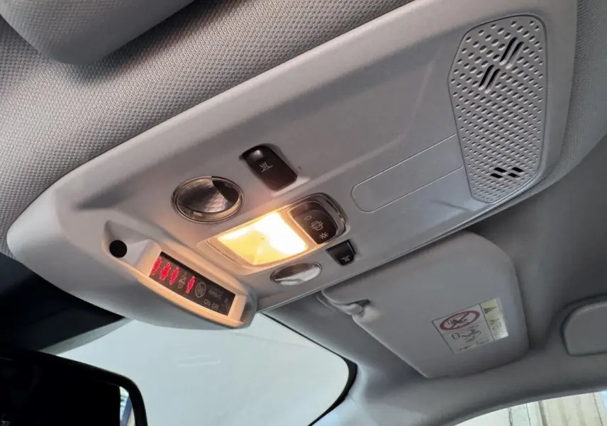 Vue intérieure du plafonnier gris clair avec éclairage et commandes, Peugeot 2008 PureTech 130 S&S ACTIVE PACK 2022.
