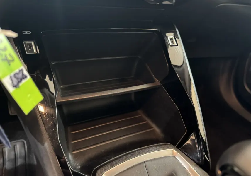Gros plan sur la console centrale noire brillante du Peugeot 2008 PureTech 130 S&S ACTIVE PACK 2022.