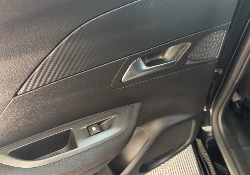 Détail de la porte arrière droite noire du Peugeot 2008 2022 avec poignée argentée et bouton de verrouillage.