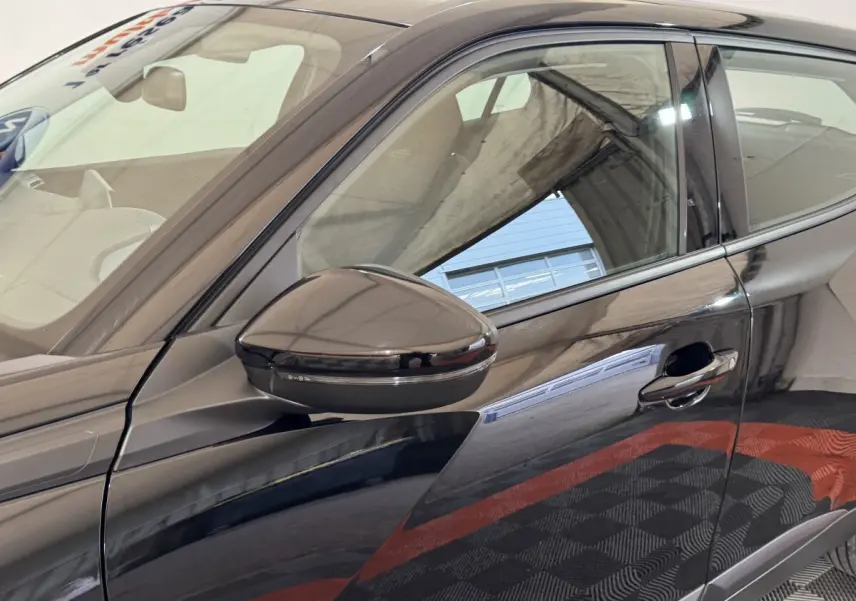 Détail du côté gauche d’un Peugeot 2008 noir 2022, avec rétroviseur et poignée de porte visibles.