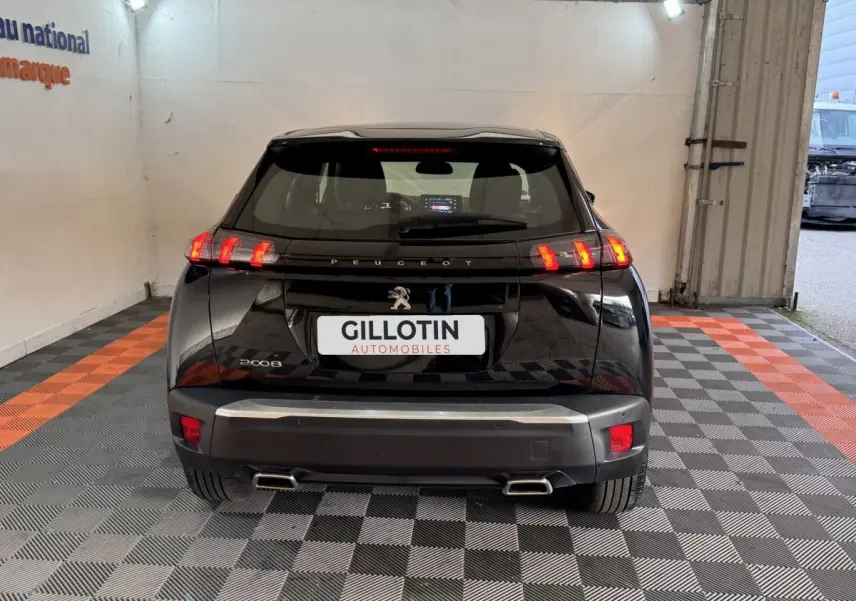 Vue arrière d’un Peugeot 2008 noir 2022 avec feux arrière à effet griffes et double sortie d’échappement rectangulaire.