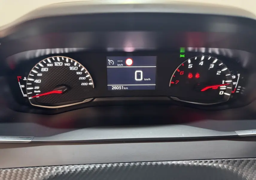 Vue rapprochée du tableau de bord numérique noir de la Peugeot 2008 PureTech 130 S&S ACTIVE PACK affichant 26 051 km.
