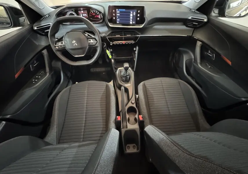 Intérieur Peugeot 2008 PureTech 130 2022, vue avant centrée sur tableau de bord, volant cuir et écran tactile noir.